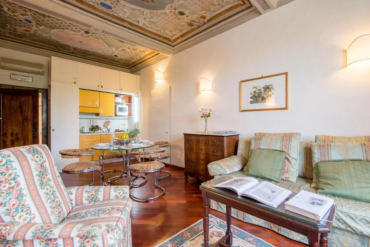 Botticelli-A Flat With A View, On Santo Spirito - Homeunity Florença Apartamento